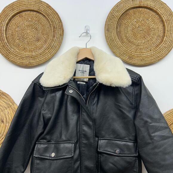 $160 Abercrombie Black Faux Fur Collared Vegan Leather Bomber Jacket Coat Small - Picture 4 of 7